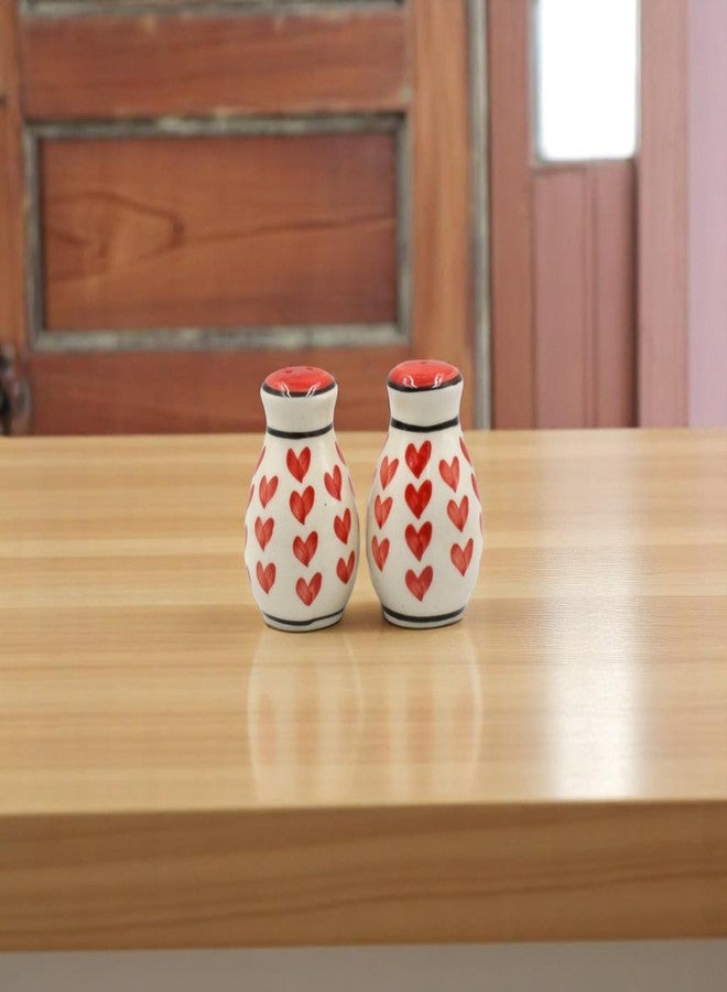 THE POTTERY MUSE طقم رشاشات ملح وفلفل من السيراميك من ذا بوتري ميوز بنقشة قلوب حمراء - طقم من قطعتين، قاعدة بيضاء، ديكور طاولة المطبخ، رشاشة توابل، رشاشة رقائق الفلفل الحار ورشاشة توابل الأوريجانو - Image 3